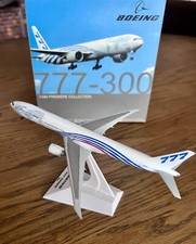 Rare Dragon Wings Boeing House color 777-300 stripes, 1:400 perfect conditions