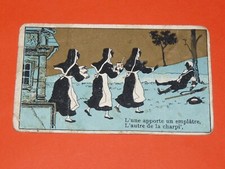 CHROMO 1890-1910 L'une apporte un emplâtre, l'autre de la charpi'
