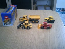 1 lot matériel de chantier composé de 1 chargeur volvo a400 SIKU, 1 tractopelle 