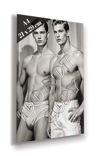 Jeunes hommes torses nus - , photo