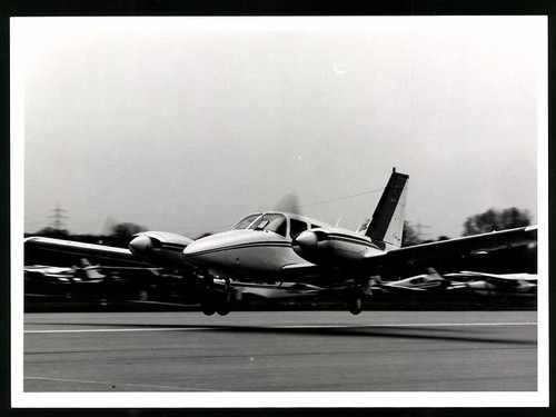 Photographie avion bimoteur - , à