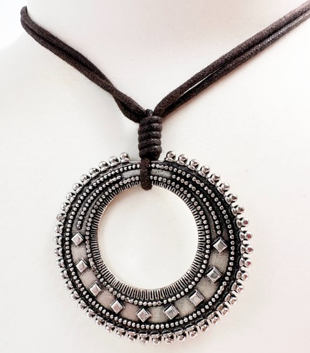 Collier pendentif signé