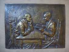 Grande plaque en bronze "couple de vieux paysans assis" début XX° siècle