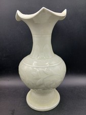 Vase chinois en porcelaine céladon, signé