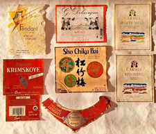Lot de 6 ETIQUETTES anciennes de vins de divers pays, décollées des bouteilles.