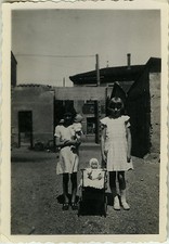 PHOTO ANCIENNE - VINTAGE SNAPSHOT - JOUET POUPÉE POUPON POUSSETTE DRÔLE - DOLL