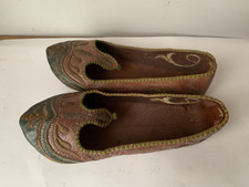 ancienne paire de chaussures femme, cuir brodé, babouches