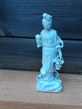 Statuette Blanc de Chine. Sujet féminin en porcelaine. Quanyin