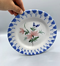 Ancienne assiette XIXème faïence fleurs roses et bordure éponge bleue peint main