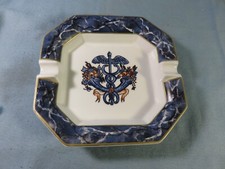 TRES BEAU CENDRIER en LIMOGES décor caisson en façade hôtel de Crillon,