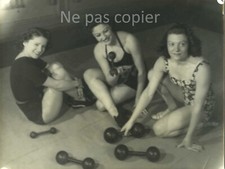 JEUNES FILLES SPORTIVES vers 1930 haltérophilie haltères grand tirage 18 x 24 cm