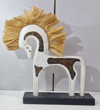 Ancien cheval en bois sculpté à la main style grec ancien peint sur socle.