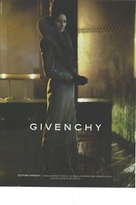PUBLICITE  1998   GIVENCHY haute couture manteau long
