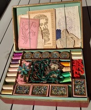coffret début XXe travaux manuels perles et modèles broderie