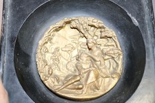  Ancien cadre en bois noir et son tableau en platre , scène romantique