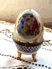 Oeuf en porcelaine  tripode