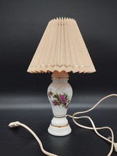 Lampe à poser vintage en porcelaine à décor floral – abat-jour plissé – E14 – 32