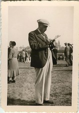 PHOTO ANCIENNE - VINTAGE SNAPSHOT -HOMME ÉLÉGANCE MODE CASQUETTE TURFISTE PROFIL