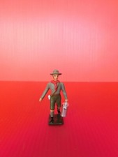 CBG MIGNOT / LE MONDE CIVIL  LES SCOUTS : SCOUT TENANT UN BIDON DE LAIT