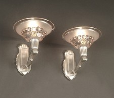 PAIRE D'APPLIQUES ART DÉCO ANNÉES 1930, EN BRONZE ARGENTÉ ET VERRE MOULÉ-PRESSÉ