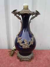 PIED DE LAMPE EPOQUE DEBUT 1900 EN PORCELAINE BLEUE ET ORNEMENTS BRONZE