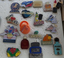 BEAU LOT 18 PIN'S PRODUIT DE BEAUTE PARFUM MAQUILLAGE AVON L'OREAL BOURGEOIS