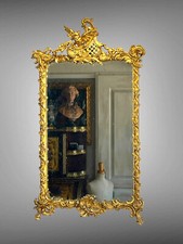 MIROIR DU XIXe EN BOIS ET STUC DORÉ DE STYLE LOUIS XV ( FRONTON AVEC UN OISEAU )