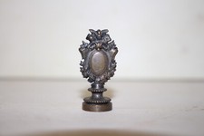 Cachet de cire miniature à décor empire 19e   Hauteur 3,7 cm diamètre 1,4 cm