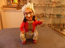 JOUET ANCIEN  AUTOMATE TÔLE HABITS TISSUS CHEF INDIEN TAMBOUR A PILE ALPS