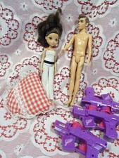 lot =coussin,,, poupée bratz   ken masculin et 3pistolets  rebelles pour jouer 