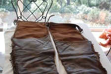 chaps en cuir ancien de nombreux trou 