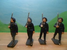 SOLDAT  PLATRE MARQUE? PEUT ETRE LEBLANC? ANNEE 40 QUELQUES CASSE pantalon noir