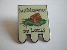 Pin's LES MANGEUX de LUMAS - Escargot , cagouille sur fond d'enseigne médiévale