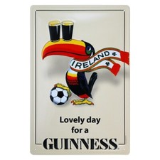 Plaque métal publicitaire 20x30cm bombée en relief  :  GUINNESS IRELAND FOOT.