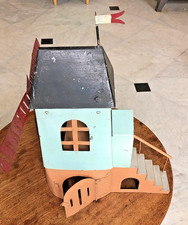 Moulin en tôle peinte avec