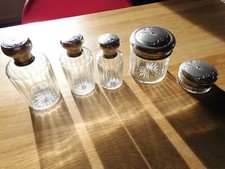 garniture de toilette ancienne , 3 flacons et 2 boites