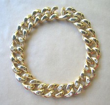 150 / COLLIER CHAINE RAS DE COU EN PLASTIQUE DORE ET STRASS