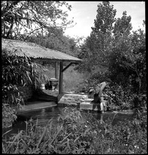 Enfant lavoir cours d'eau-