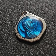 Médaille hexagonale vierge Marie art déco émaillée bleue aluminium vintage