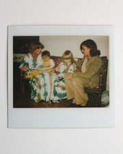 Femmes enfants canapé 70's -