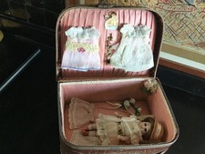 Mignonnette poupée ancienne, toute en  porcelaine,  marquée SIV ? 12 cm