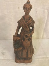 santon en terre cuite porteuse d'eau F. lascours