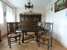 salle à manger bretonne : table de 3 m - 6 chaises,2 lustres, Grand buffet