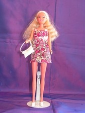 BARBIE , STEFFI  ou AUTRE  ENCEINTE    n° 50025  FAMILLE HEUREUSE   2005