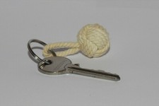 porte clés en forme de "pomme de touline" en coton naturel