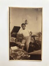 Snapshot Photo originale vintage Jeune Homme Tourne disque musique  - SB613