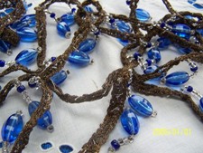 Ancien galon en perles de verre sur chainette en fil métallique. Bleu. Réf n°337