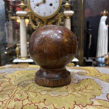 ancienne boule d escalier d une maison de campagne epok debut XIXe en bois