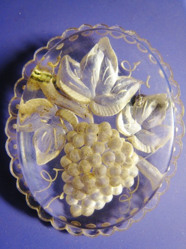 Broche ancienne lucite - lucite, gravée