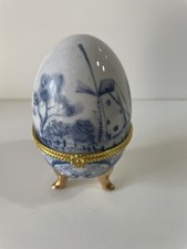 Oeuf en Porcelaine sur pieds